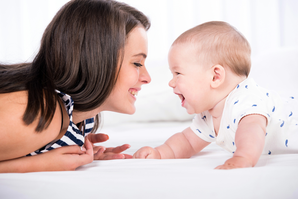 Mutter mit Säugling, Themenbild Kinderwunschzentrum Berlin und der Weg zur Familie.